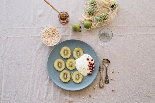 Kostenloses Foto kiwi-dessert mit sahne