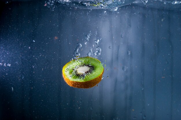 Kiwi fällt ins Wasser