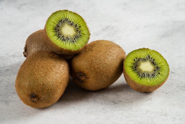 Kiwi geschnittene Stücke auf Weiß.