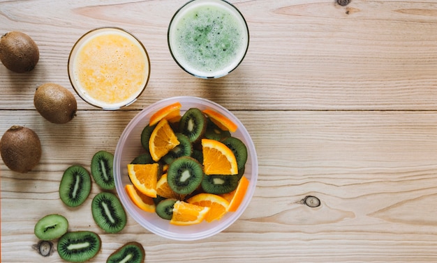 Kiwi in der Nähe von Salat und Smoothie