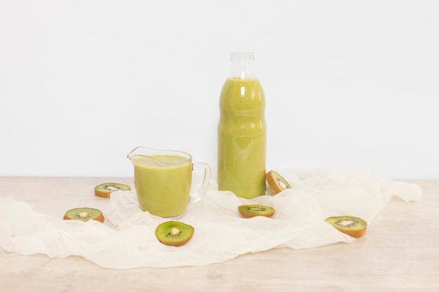 Kostenloses Foto kiwi natürlicher smoothie