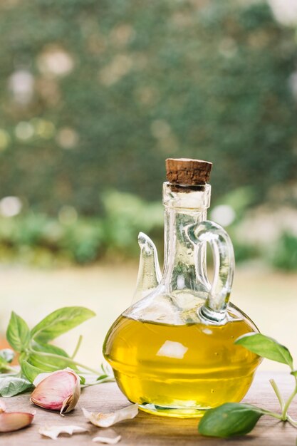 Klare Olivenölflasche draußen