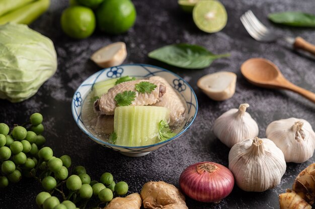 Klare Suppe mit Hühnchen mit grüner Luke Mit Knoblauch, Zitrone, Zwiebel, roter Zwiebel, Pilz und Basilikum.