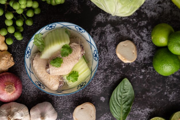 Klare Suppe mit Hühnchen mit grüner Luke Mit Knoblauch, Zitrone, Zwiebel, roter Zwiebel, Pilz und Basilikum.