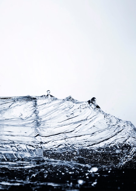 Klare Wasserbewegung mit hellem Hintergrund