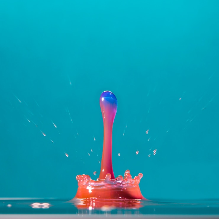 Kostenlose Foto klares farbiges tröpfchen auf blau