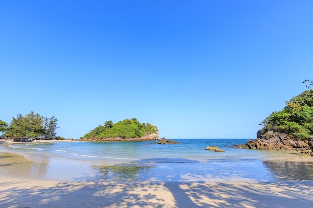 Klares türkisblaues Meer im Bezirk Bo Thong Lang Bay Bang Saphan Prachuap Khiri Khan Thailand