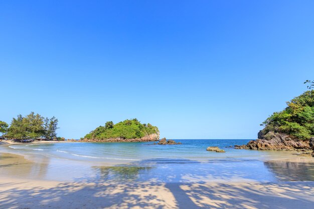 Klares türkisblaues Meer im Bezirk Bo Thong Lang Bay Bang Saphan Prachuap Khiri Khan Thailand