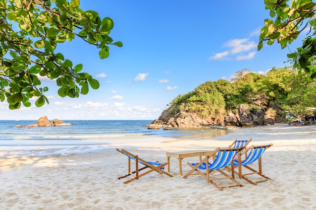 Kostenloses Foto klares türkisblaues meer und strandbetten im bezirk bo thong lang bay bang saphan prachuap khiri khan thailand