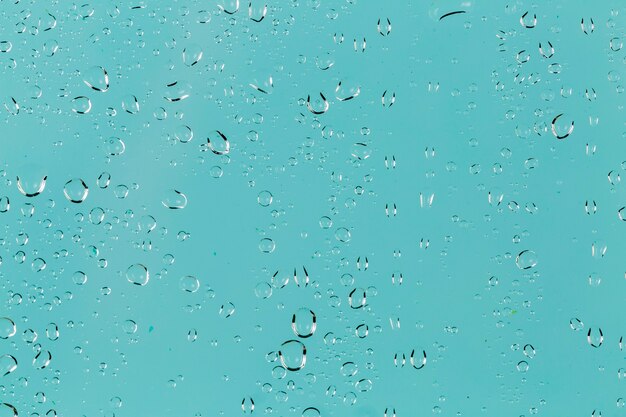 Klares Wasser fällt auf Türkis Hintergrund