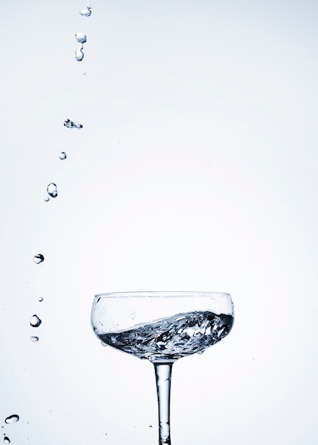 Klares Wasser in Glasnahaufnahme mit Kopierraum