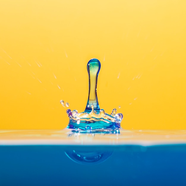 Kostenloses Foto klares waterdrop, das auf orange spritzt