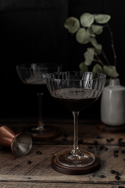 Klares Weinglas auf braunem Holztisch