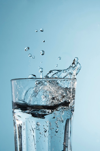 Klarglas mit Wasser