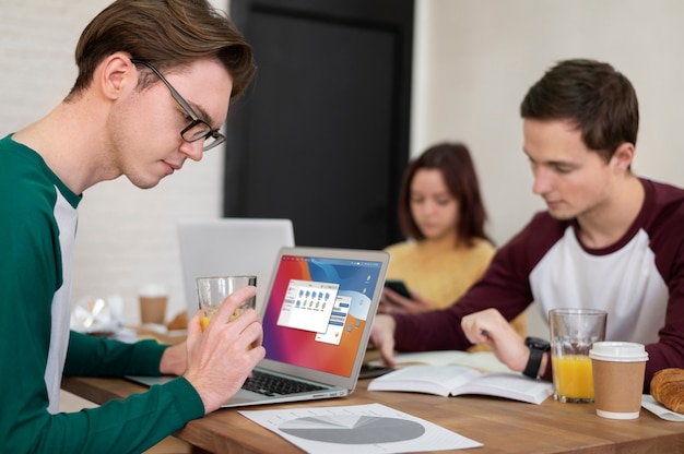 Kostenloses Foto klassenkameraden beim gemeinsamen mittagessen während des gruppenunterrichts