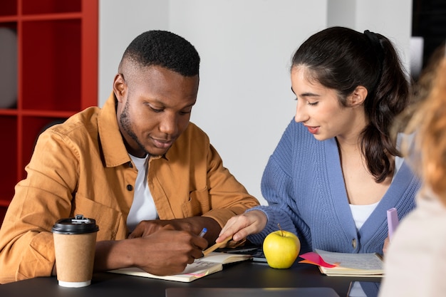 Klassenkameraden diskutieren Informationen während der Lernsitzung