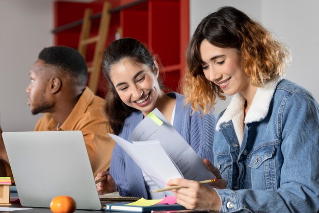 Klassenkameraden diskutieren Informationen während der Lernsitzung