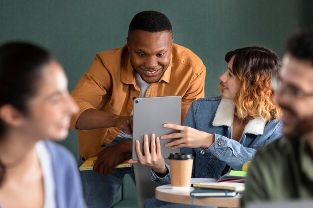 Klassenkameraden lesen und lernen aus dem Internet und Notizen