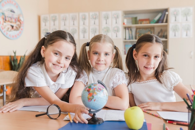 Klassenkameraden sitzen am Schreibtisch