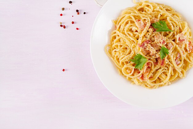 Klassische hausgemachte Carbonara-Nudeln mit Pancetta, Ei, Parmesan-Hartkäse und Sahnesauce.