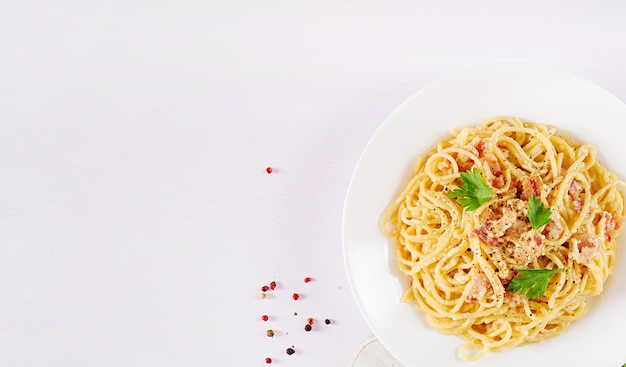 Klassische hausgemachte Carbonara-Nudeln mit Pancetta, Ei, Parmesan-Hartkäse und Sahnesauce.