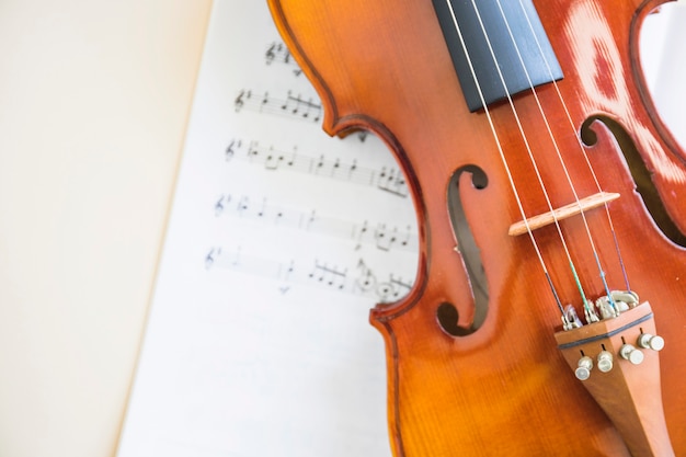 Klassische hölzerne Violinsaite auf Musiknote