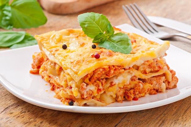 Klassische Lasagne mit Bolognese-Sauce