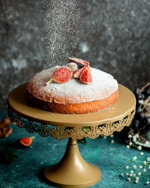 Klassische Torte mit Feigenhälften und Zuckerpulver