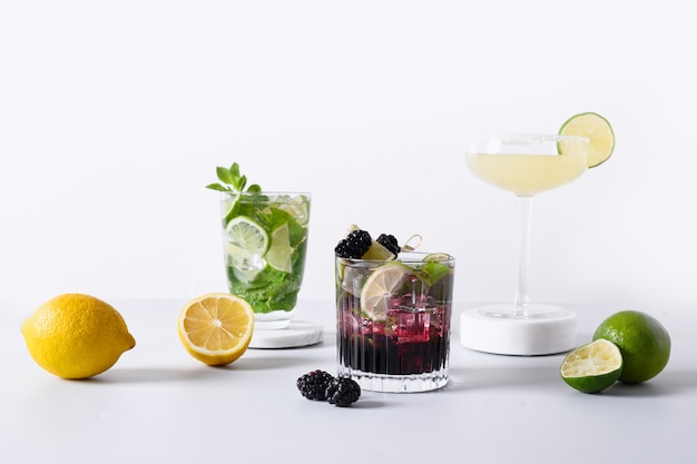 Klassischer brombeer-mojito-margarita-cocktail mit limette
