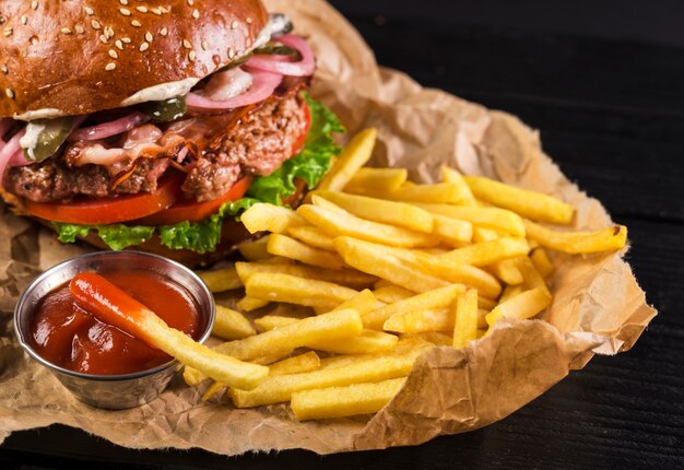 Klassischer Burger zum Mitnehmen mit Pommes und Ketchup