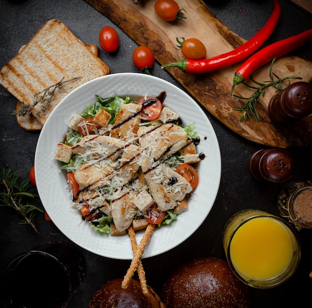 Klassischer Caesar-Salat mit geriebenem Parmesan