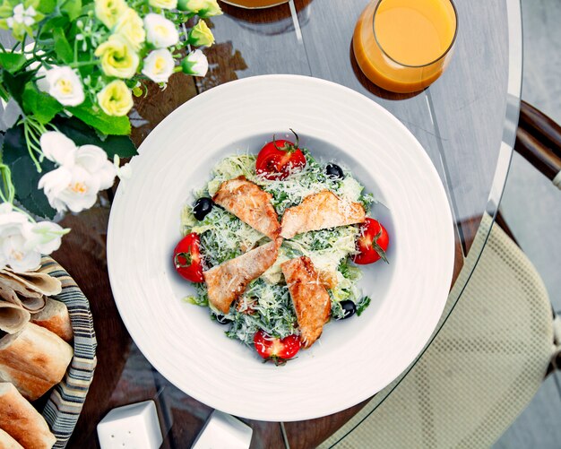 Klassischer Caesar-Salat mit Hühnchen und geriebenem Parmesan