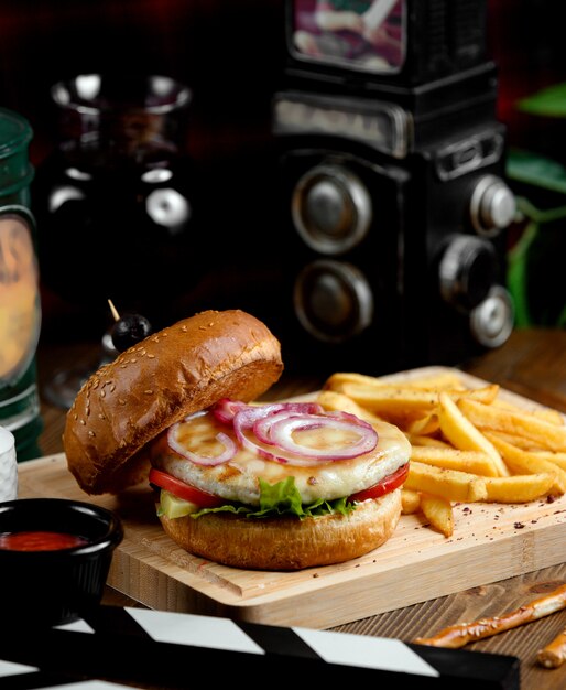 Klassischer Cheeseburger mit Pommes Frites auf dem Tisch