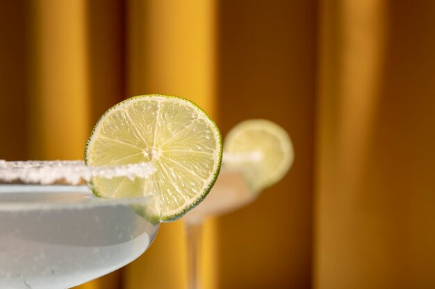 Klassischer Margarita-Cocktail mit salzigem Rand und Limetten