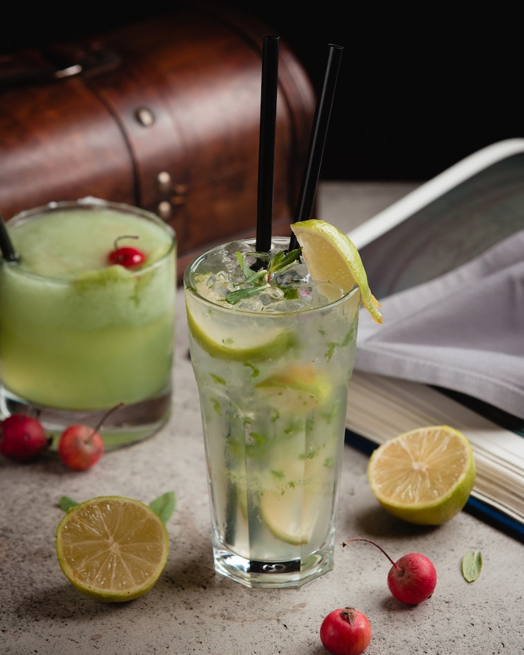 Kostenlose Foto klassischer mojito mit eis und minze