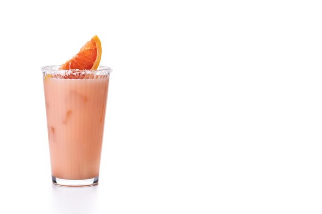 Klassischer Paloma-Cocktail isoliert auf weißem Hintergrund. Platz kopieren