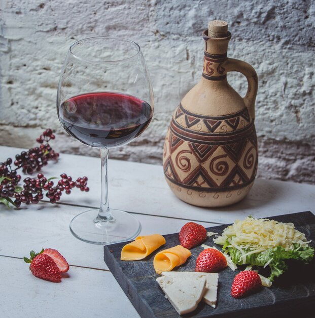 klassischer roter georgischer Wein auf dem Tisch