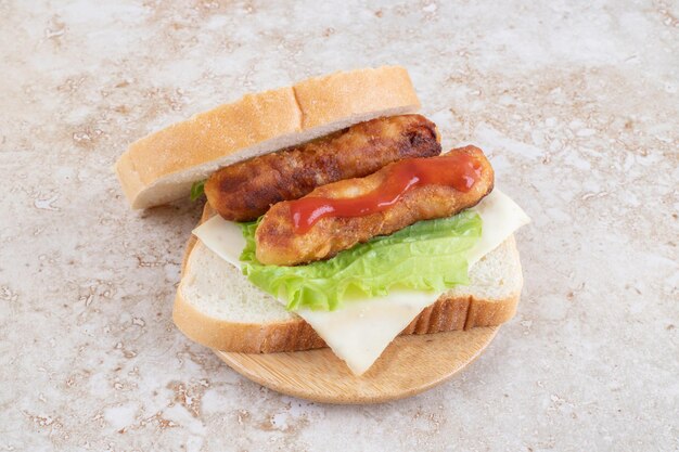 Klassisches Bratwurstsandwich mit Salat und Zitronen.