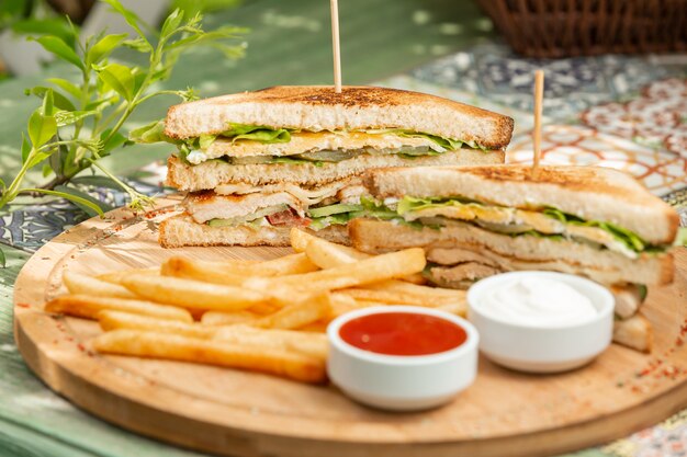 Klassisches Chicken Club Sandwich mit Pommes Frites