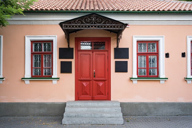 Klassisches Fassadengebäude der Weinlesearchitektur mit roter Tür