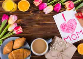 Kostenloses Foto klassisches frühstück mit tulpen und muttertagspostkarte