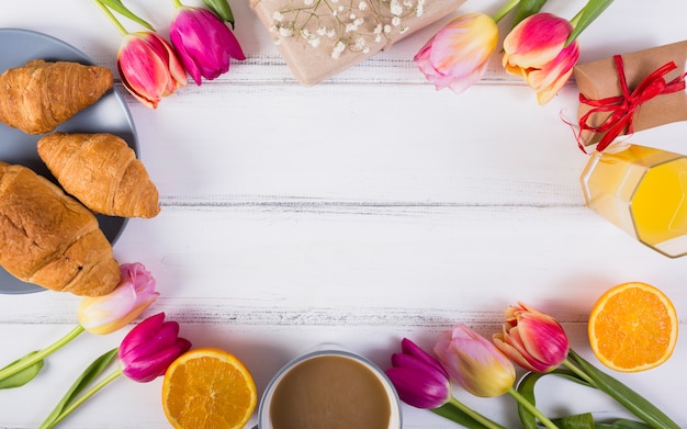 Klassisches Frühstück mit Tulpen