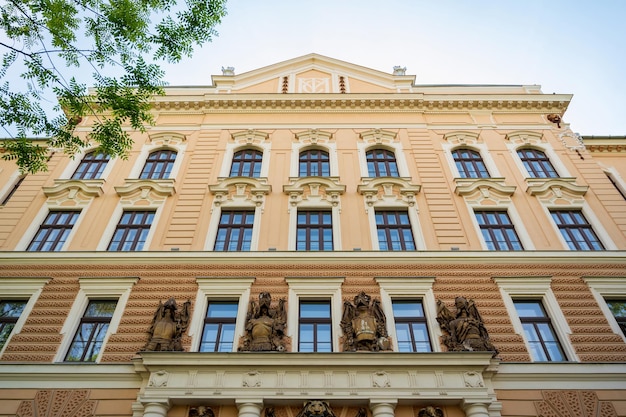 Kostenloses Foto klassisches gebäude in oradea rumänien