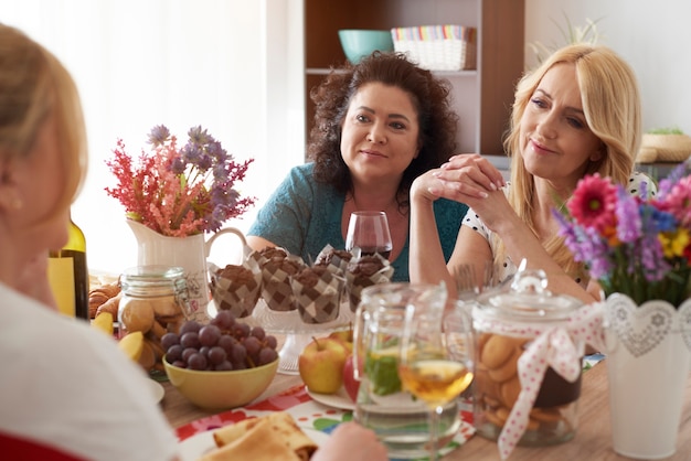 Klatsch mit Freunden beim Abendessen