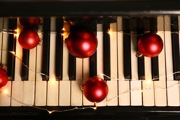 Klaviertastatur mit weihnachtsdekoration, nahaufnahme