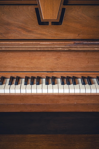 Kostenloses Foto klaviertasten auf einem braunen holzmusikinstrument