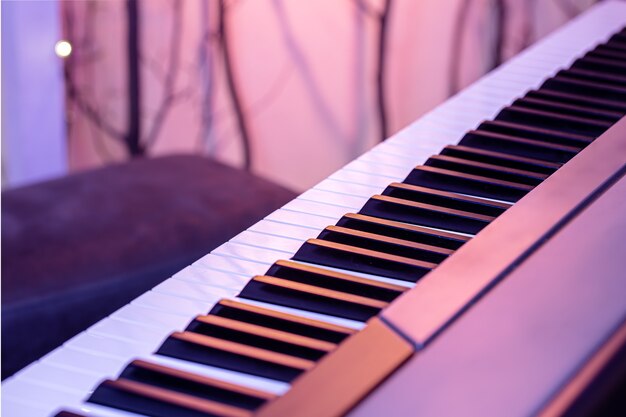 Klaviertasten auf einem schönen farbigen Hintergrund schließen.