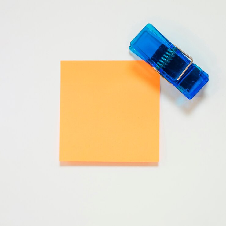 Kostenlose Foto klebezettel und blaue klammer