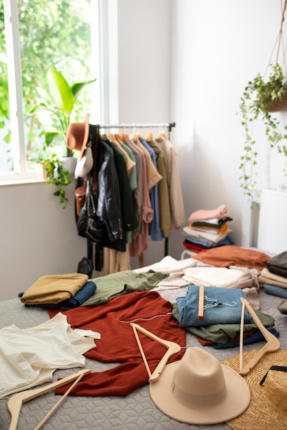 Kostenloses Foto kleidung auf dem bett fast fashion hoher winkel