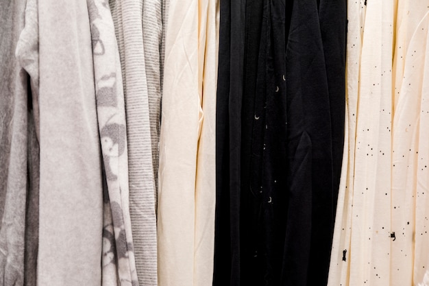 Kleidung in einem Bekleidungsgeschäft